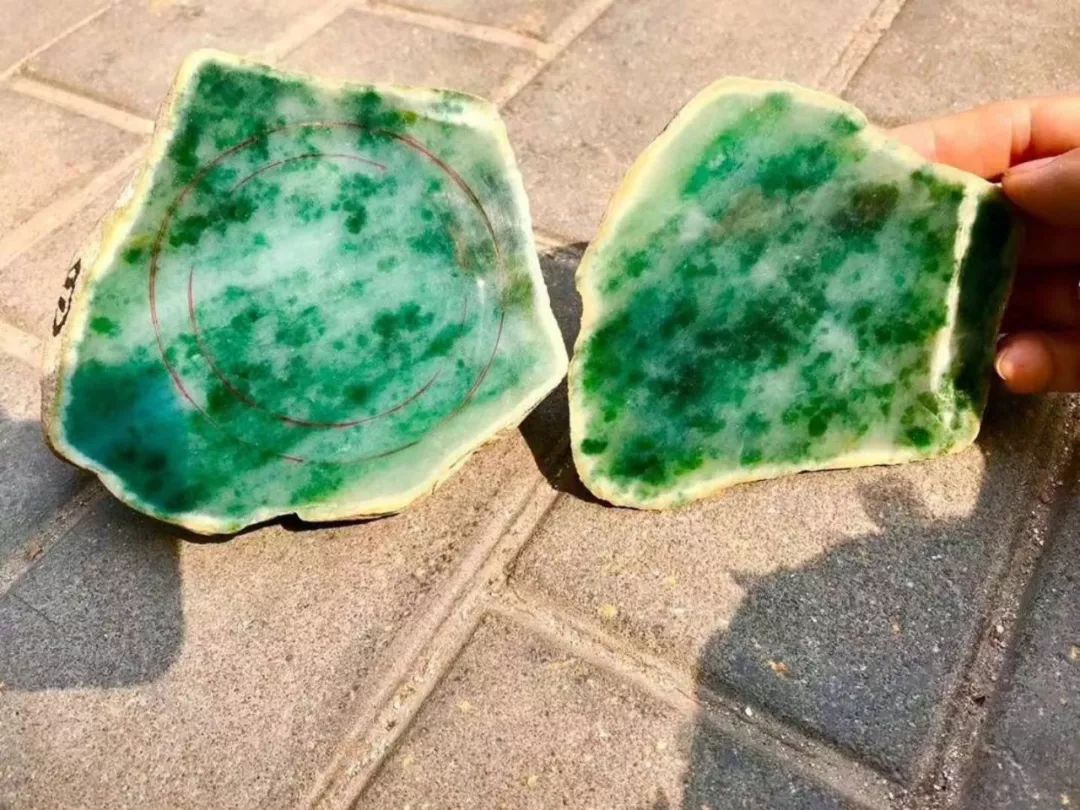 翡翠|4万块拿下的带藓原石，竟赌出两条冰阳绿手镯，赚翻了！