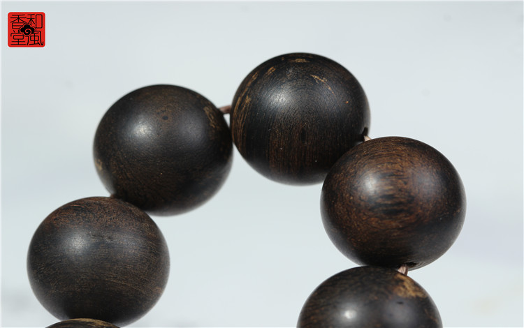 沉香手串|如何能选购一串物有所值的沉香手串呢？