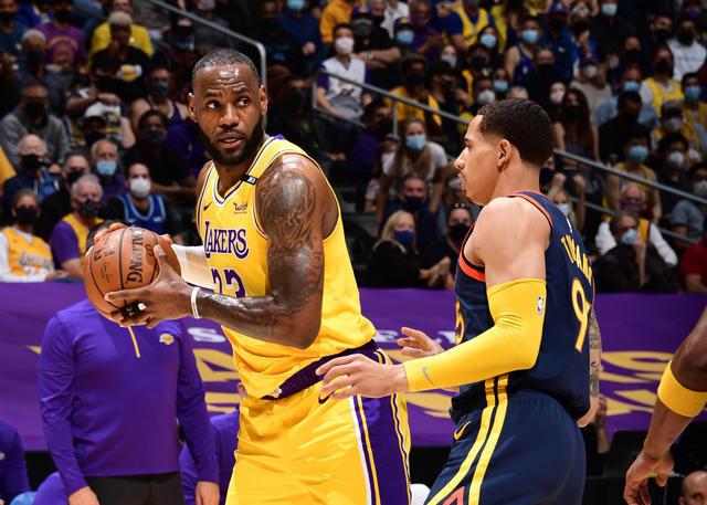 湖人队|沃格尔谈詹姆斯超远三分球:当时以为他要打铁了,感谢他拯救湖人