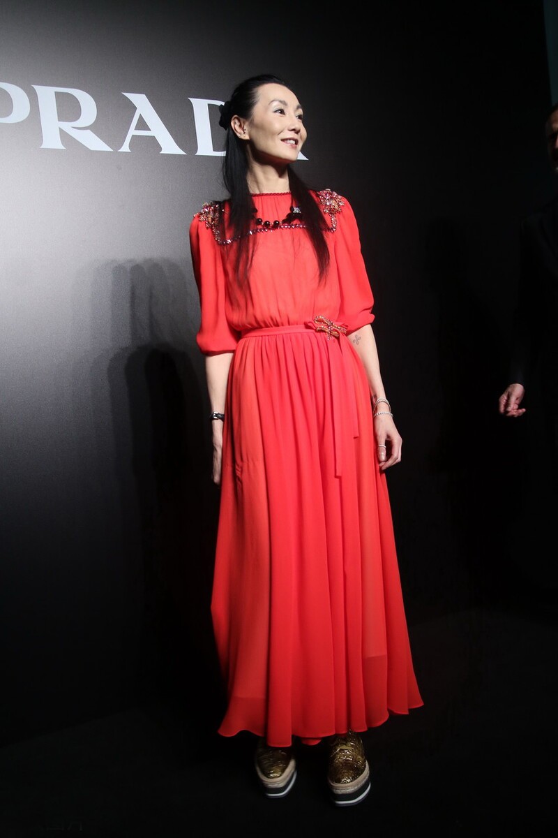 大表姐的时尚圈|张曼玉真“瘦过头”了，穿裙子差点都撑不起来，造型看着显老态