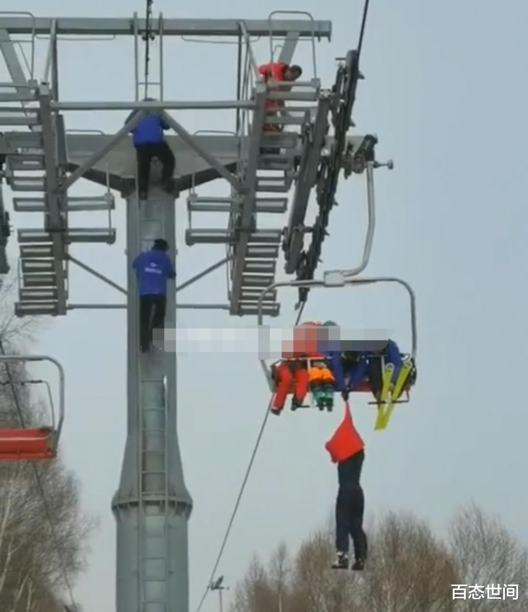 百態世間 張家口一游客掉下滑雪場纜車后被同伴抓住衣服懸在半空，最終墜落