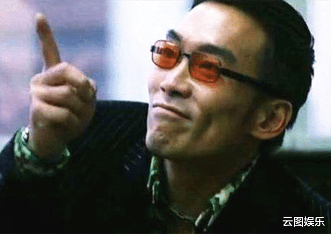 吴磊|郑浩南现身餐馆,夏天穿外套吃麻辣火锅,喝5元国产啤酒接地气