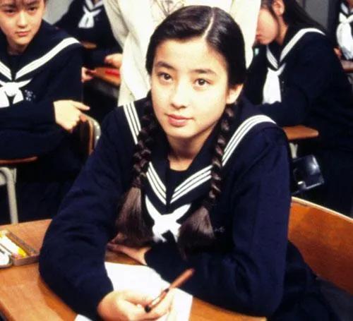 霍启刚|宫泽理惠母亲透露：我含泪把姐妹俩送进了导演的房间，锁上了门