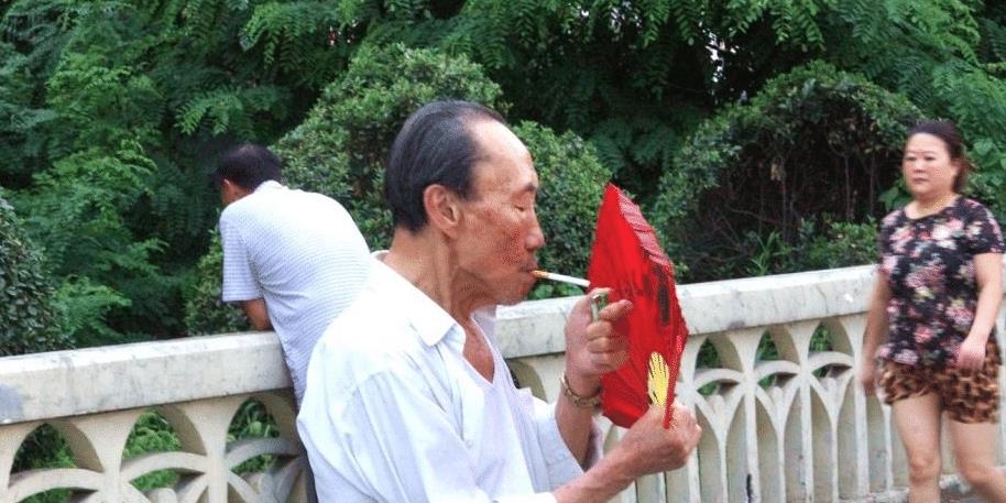 3.5亿烟民难受了,控烟令再度升级,多家超市被抢购一空!