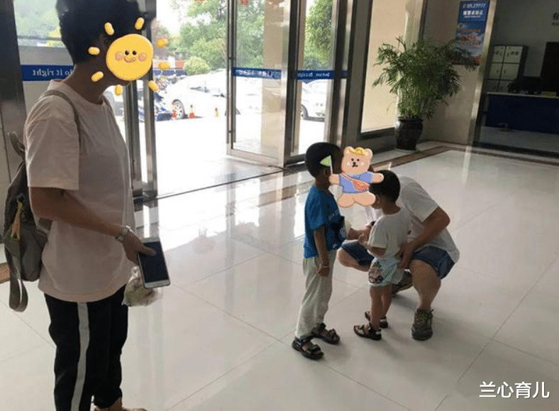 兰心育儿|奶奶带双胞胎逛街，一眨眼孩子丢了一个，蹲在地上哭成泪人