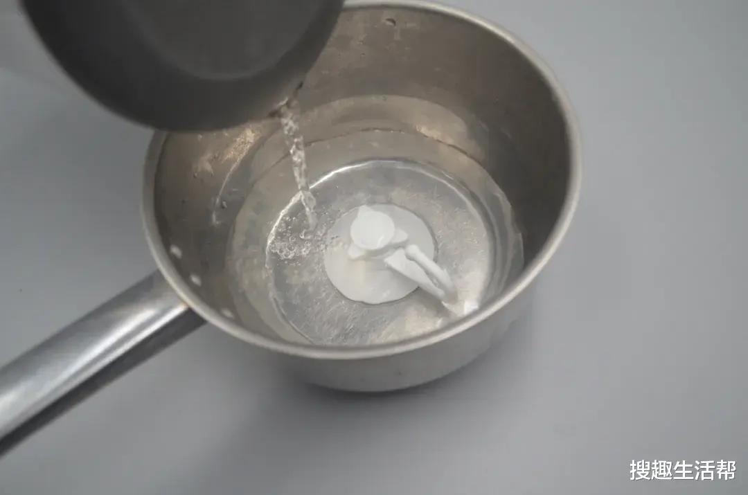 吸盘挂钩吸不住吗？教你一个小窍门，挂几十斤都很牢固，涨知识了