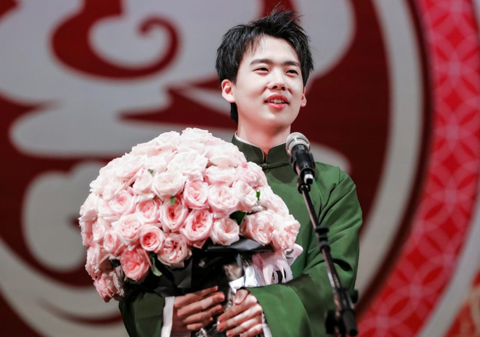 肖战|郭麒麟恋情实锤？蒋依依现身德云社封箱现场，还顺便见了家长