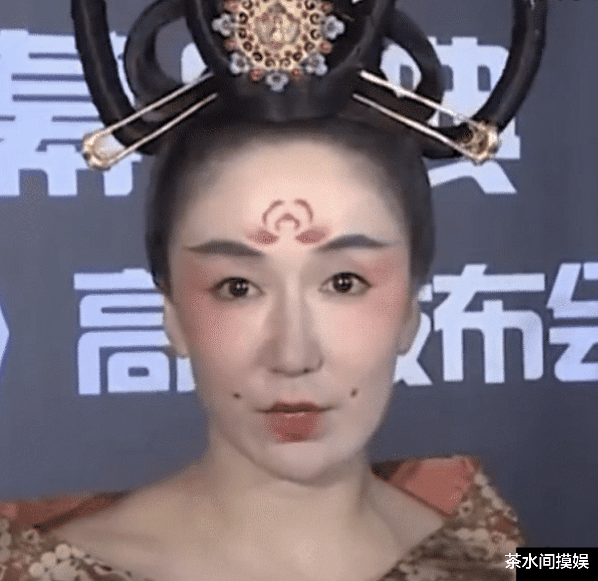 娄艺潇|明星红毯抢镜花招多：有人脱手套秀美甲，有人捧碗走红毯