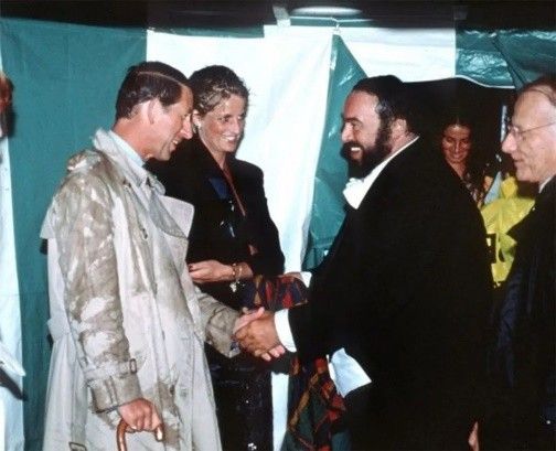 戴安娜|1991年帕瓦罗蒂演唱会，戴安娜被雨淋成“落汤鸡”，见偶像很兴奋