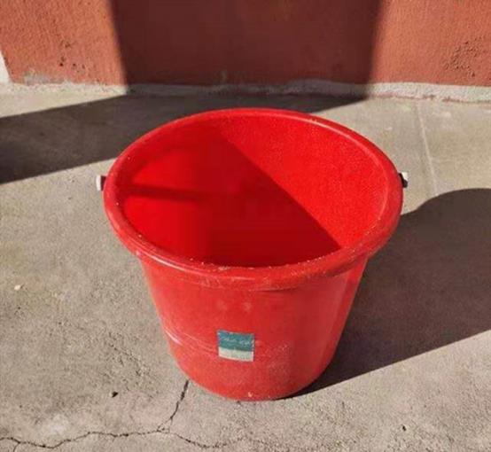 工人|年轻人的“提桶跑路”，为何逐渐演变成，一种普遍的社会现象？