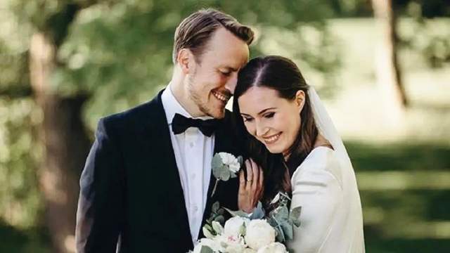 全球时尚号|芬兰35岁总理，被称“最美铁娘子”与男友相恋16年，衣品可甜可飒