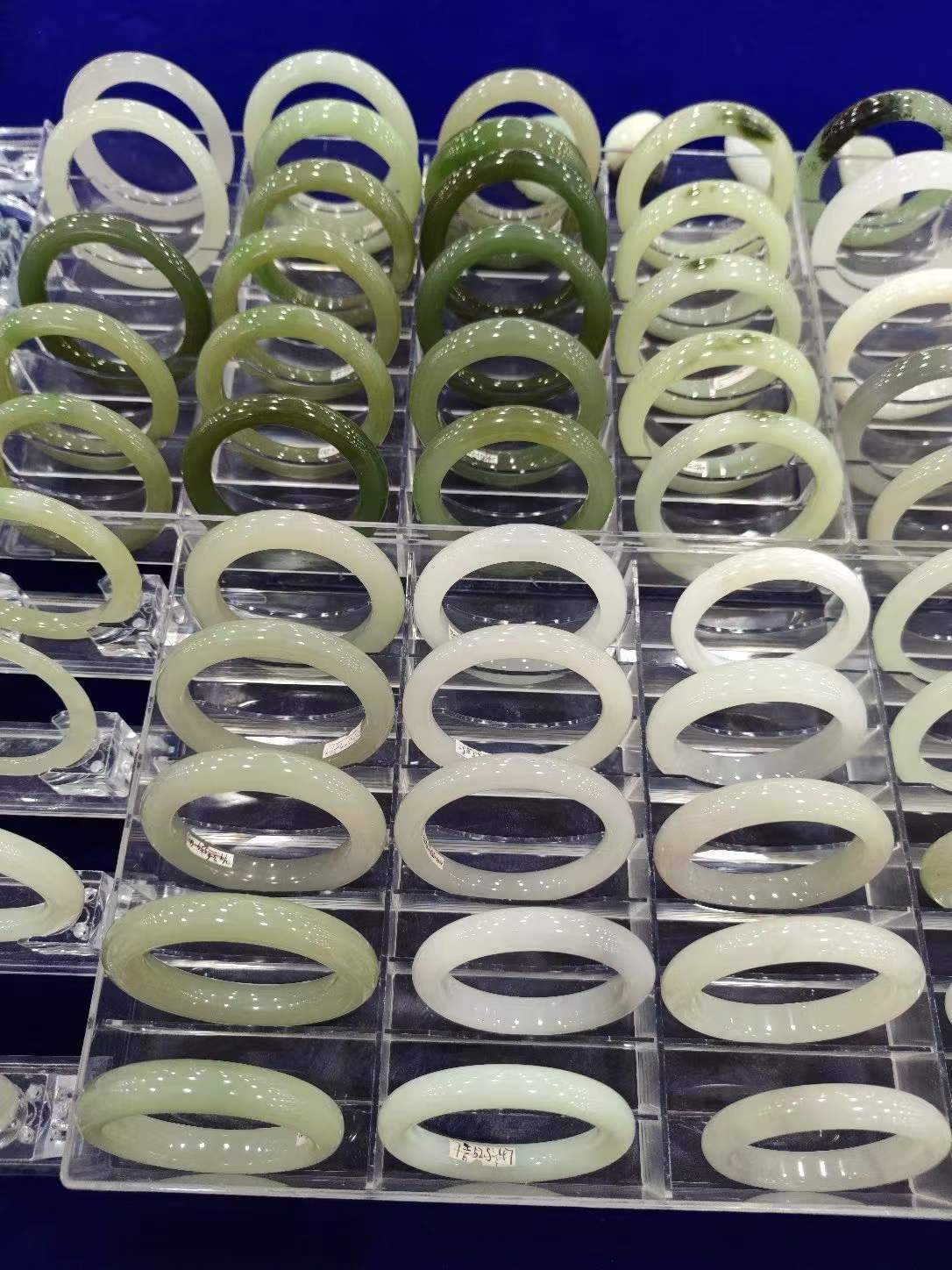 |玉手镯戴的时间久了会黯淡无光？被吃药了？