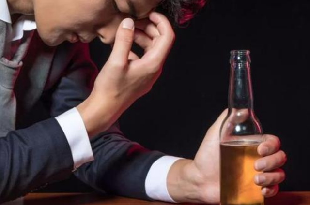 肝脏|身体被酒精“掏空”的信号，希望你没有，哪怕占一个，也要早戒酒