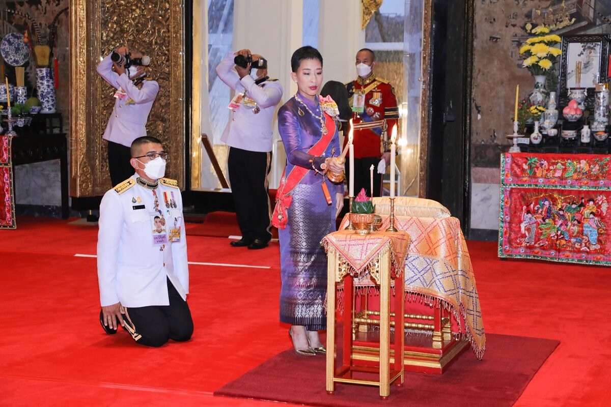 全球时尚风行 泰王小公主闪耀晚会太美！穿斗篷泰服霸气如女王，赢了王后和贵妃