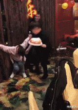 神武星人 “女同事深夜发来自拍照让我帮忙去黑眼圈, 这到底是什么暗示？”哈哈哈