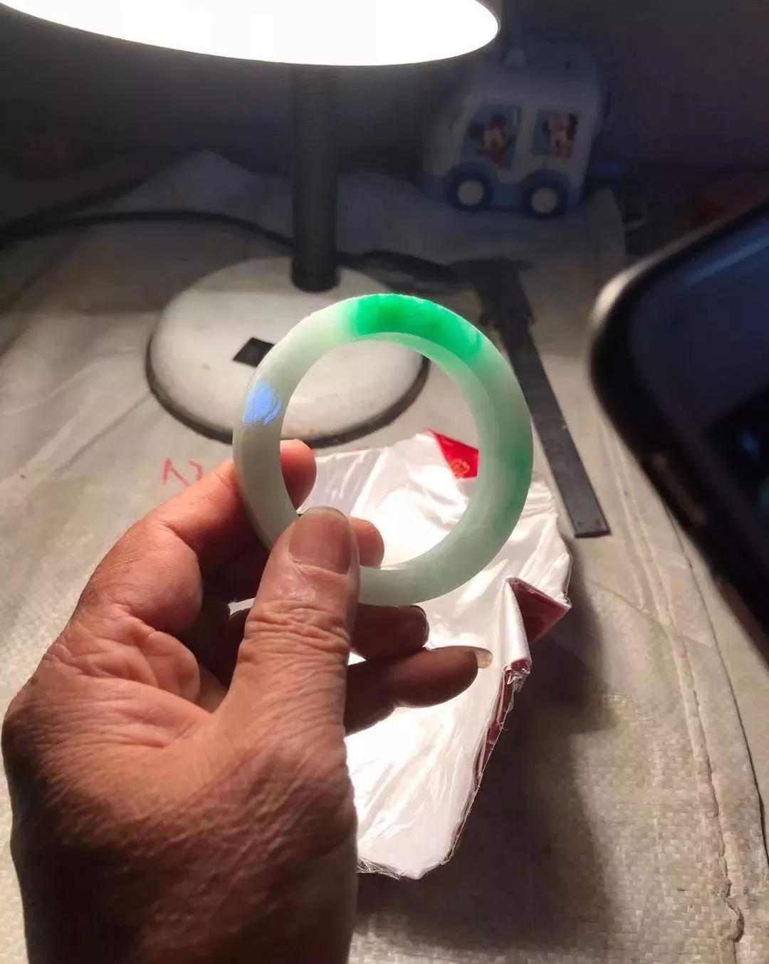 翡翠|皮壳上满满都是莽带的翡翠原石，切开后会有惊喜吗？