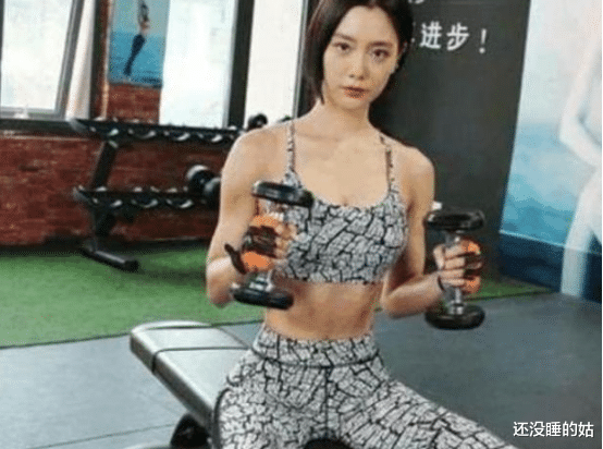 李成敏|李成敏“亚洲第一美女”，身材有多好，当她穿上无痕裤，双腿像开了特效