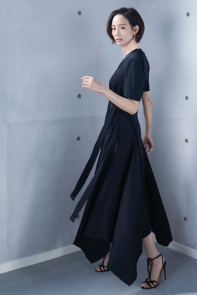 穿衣搭配|张钧甯温柔风穿搭好养眼，娇俏短发搭配黑色裙裤，干练优雅迷人