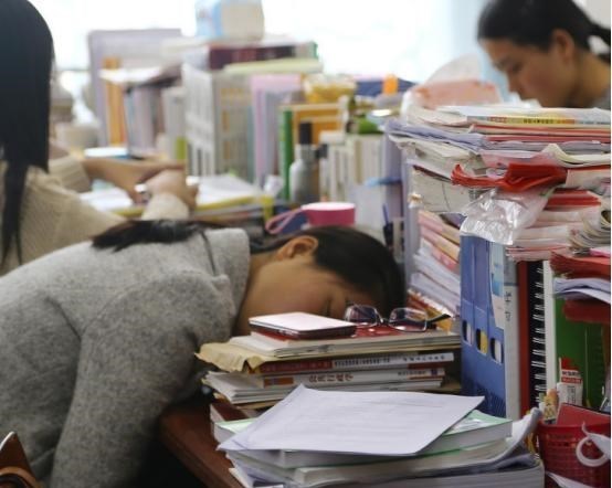 |985毕业生满大街都是？大专学历才是主体，低学历未必就没有出路