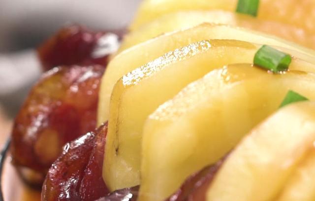 Ada妈妈|孩子爱吃的腊肠风琴土豆，造型美观，鲜嫩营养，吃一次念念不忘