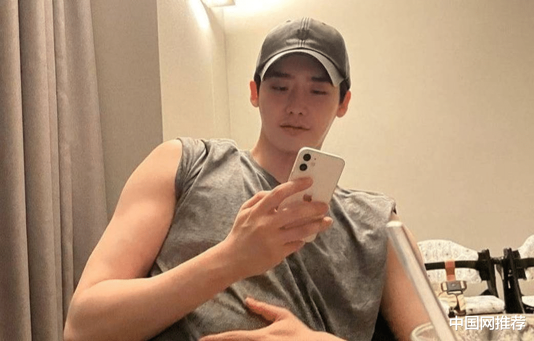 李钟硕|李钟硕更新近照：大秀身材，手臂肌肉线条很吸睛