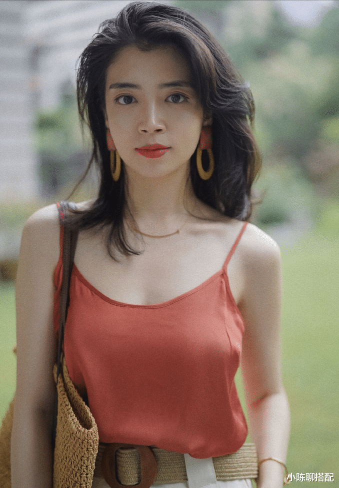 小陈聊搭配|谁说基础款只能搭出简约风?华丽感满满的夏日风情原来这么简单