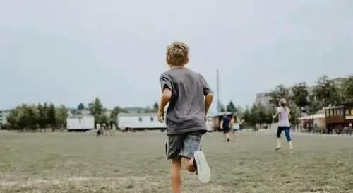 最佳视角|孩子缺少自控能力，发挥出主导作用，严格管教并磨炼他们