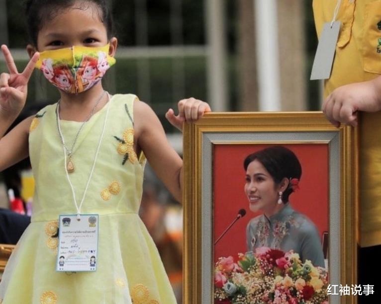 诗妮娜|诗妮娜掌握宫斗密码：度假时故意胖出游泳圈，制造怀孕假象争宠