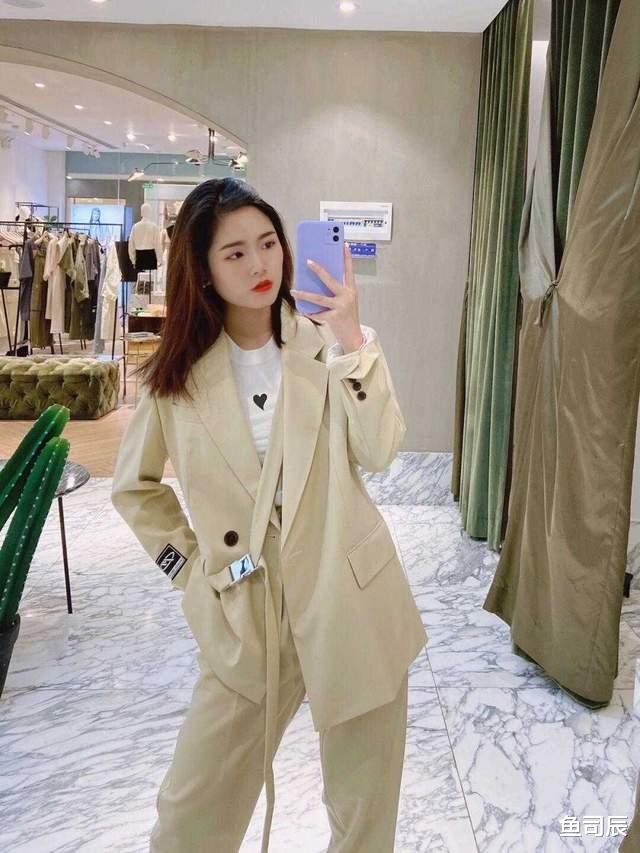 鱼司辰|小个子如何穿出“职场”范？一身灰色西服套装精致干练，显高显瘦