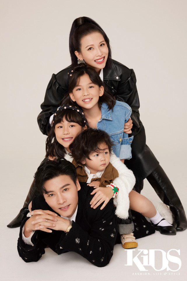 鞠婧祎|蔡少芬携手全家登大刊！她穿皮裙飒气十足，孩子颜值高基因太优越
