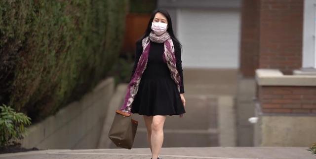 孟晚舟|没有老公陪伴，孟晚舟独自优雅！穿黑裙露大腿，还戴丝巾凹造型