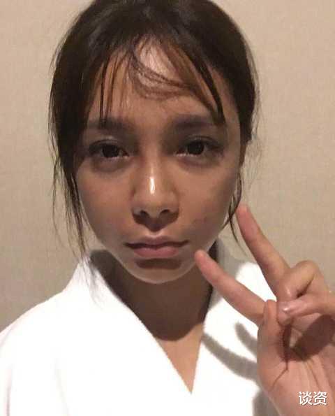 李易峰|沈梦辰晒素颜照，皮肤黝黑眼袋肿大，与化妆后判若两人