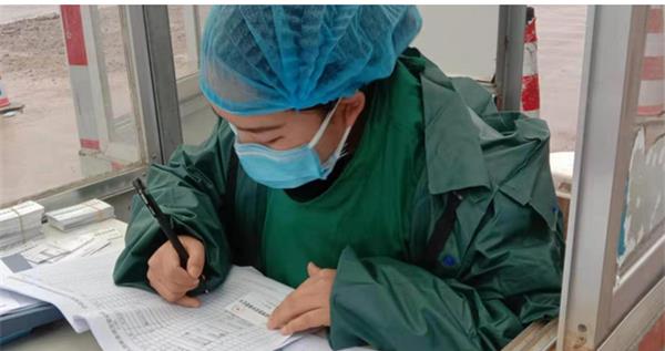医学生不敢抓老鼠,实验场面一度混乱,网友:老鼠当时害怕极了