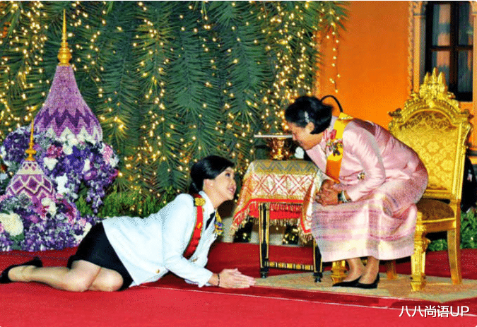 八八尚语UP|诗琳通公主穿T恤配印花裤像老太太，西拉米曾跪拜她，姑嫂关系好