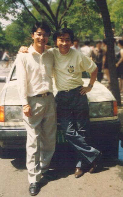 步惊云|75岁侯耀华：霸占弟弟遗产，收2位身材火辣的女徒弟，晚节不保