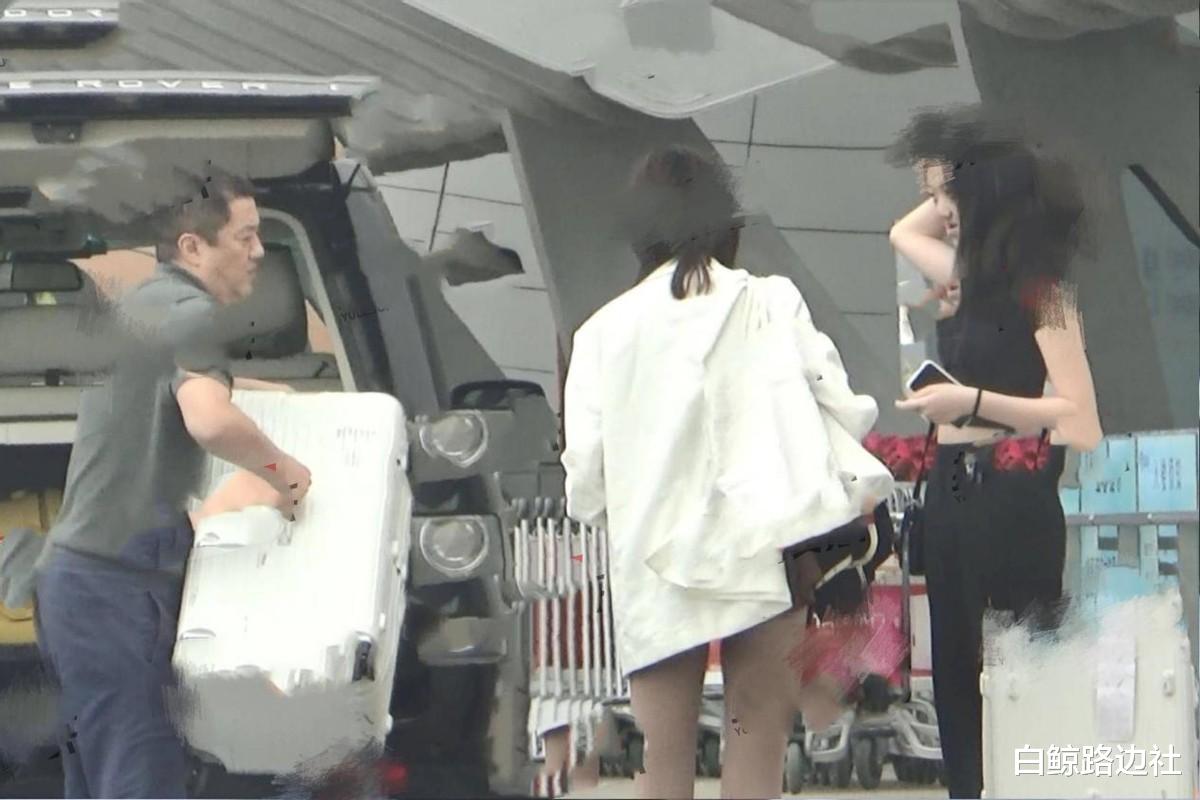 王菲|王菲15岁女儿近况曝光！穿露脐装秀大长腿，准继母主动帮她拎衣服