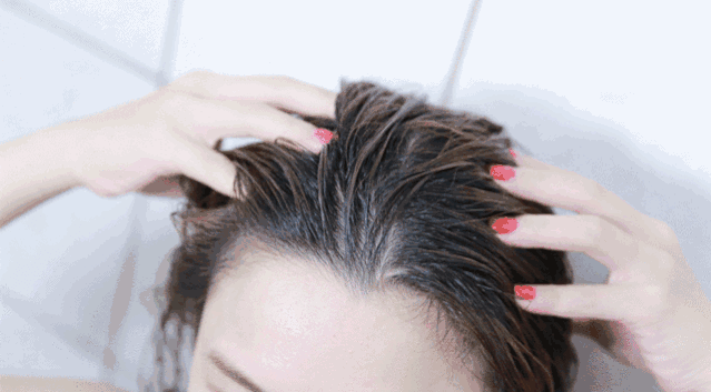 洗完头该不该用吹风机?很多人都做错了,难怪头发一抓掉一把