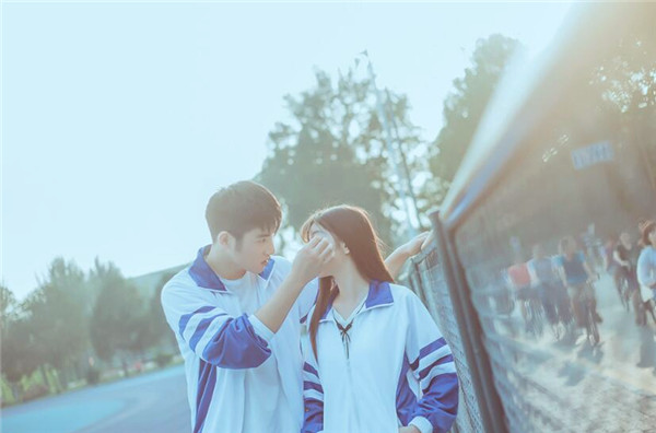 明月的小清风 女子去男方家,对方父母爱答不理,给200元红包,女子暴怒欲分手