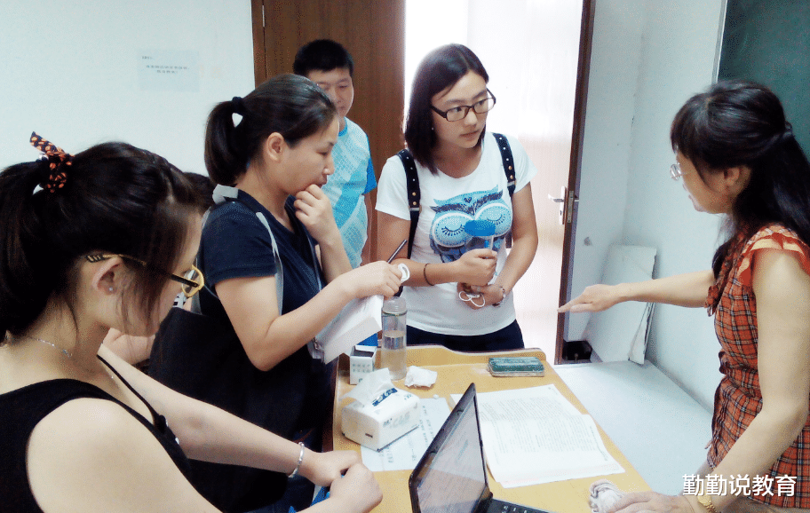 非洲 初二女生公交车没让座，被45岁大妈道德绑架，女孩一句话让其闭嘴