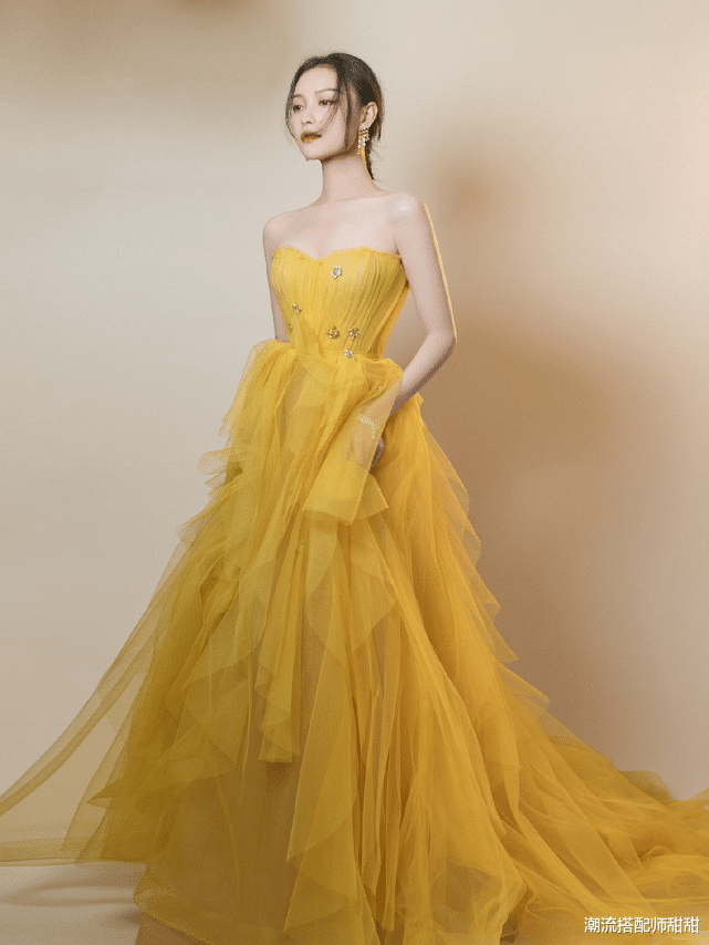 时尚搭配|倪妮这裙子容易让人看错，透纱的肉色裙子，显得她皮肤更白了