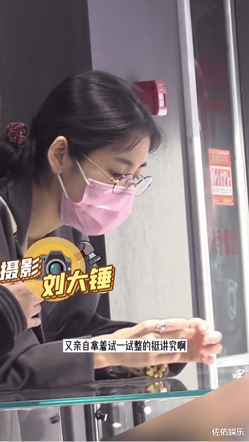 华晨宇|被华晨宇隔空表白后，张碧晨难掩好心情，疯狂购物尽显女人本性