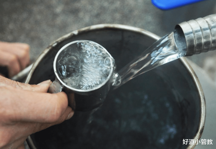 好酒小管教 超市买酒，先别管档次高低，瓶身印有这“排字”，100%是酒精酒