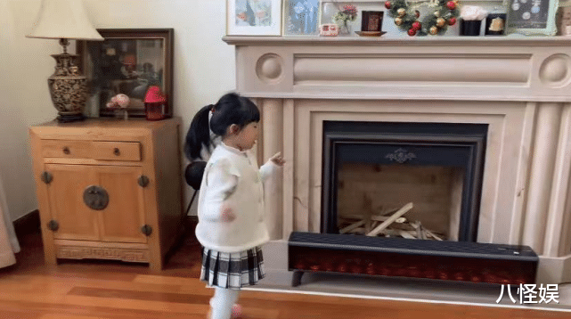 贝儿|伊能静晒一家三口迎接圣诞，小米粒开心歌唱，正脸曝光像爸爸秦昊