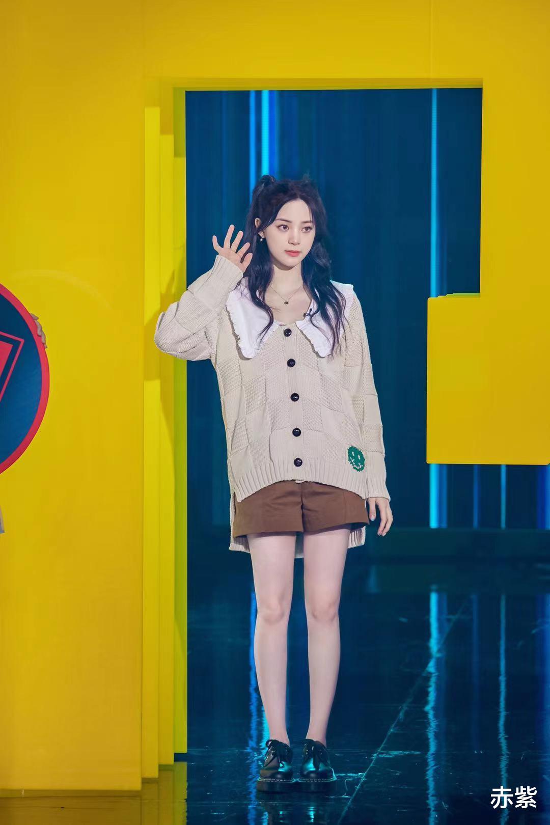 赤紫|天气变冷学欧阳娜娜穿针织衫,甜美可爱像18岁少女