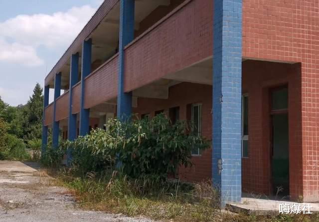 小彩旗|古天乐捐建的小学被荒废，到处长满杂草，无人收拾打理