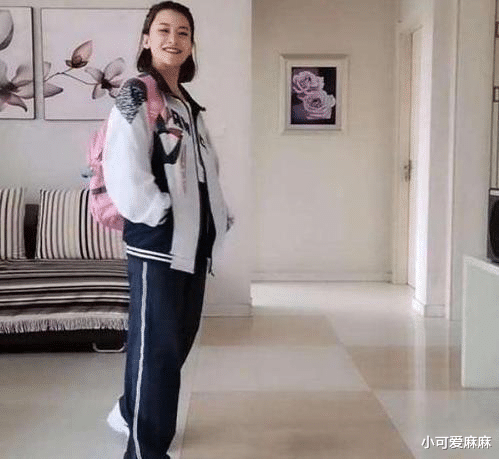 通便|40岁宝妈穿女儿校服走红，颜值不输“校花”，网友：爸爸不淡定了