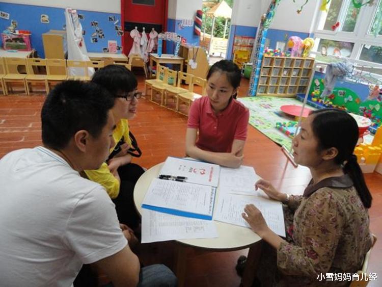 小雪妈妈育儿经|家长群集资买礼物送老师,“马屁精”家长提议被怼:咋不送套房?