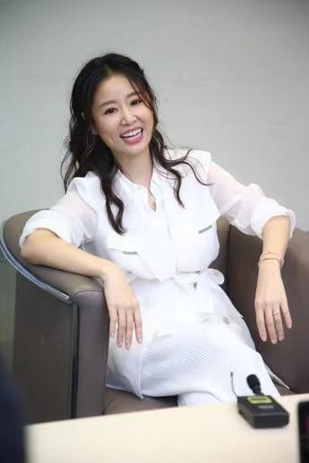 林心如|林心如晒工作美照，下班迫不及待赶回家吃饭，4岁女儿已经会做饭