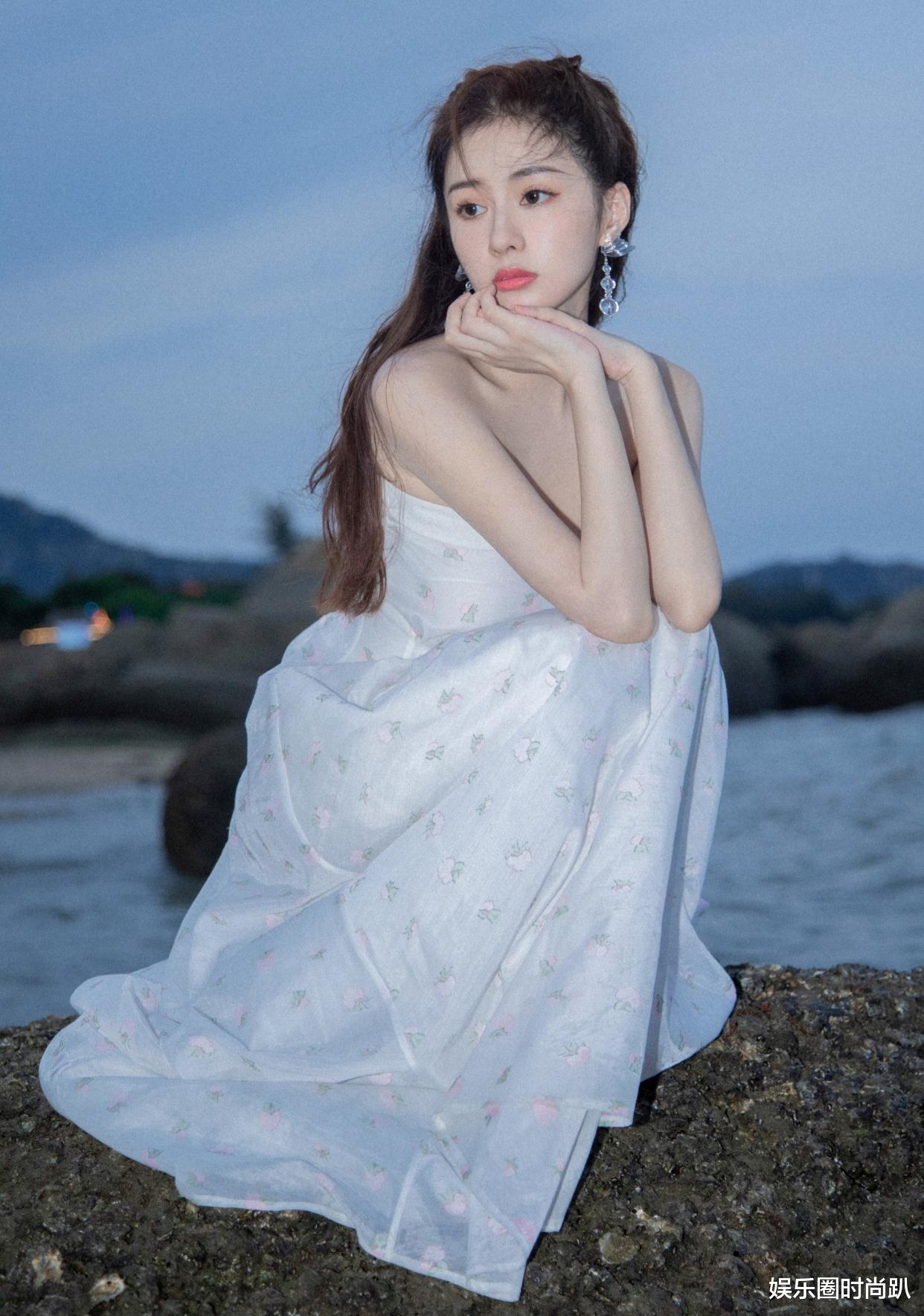 娱乐圈时尚趴|“乔晶晶”闺蜜晒萧瑟海边照，穿着白裙美若女神，笑容太治愈了！