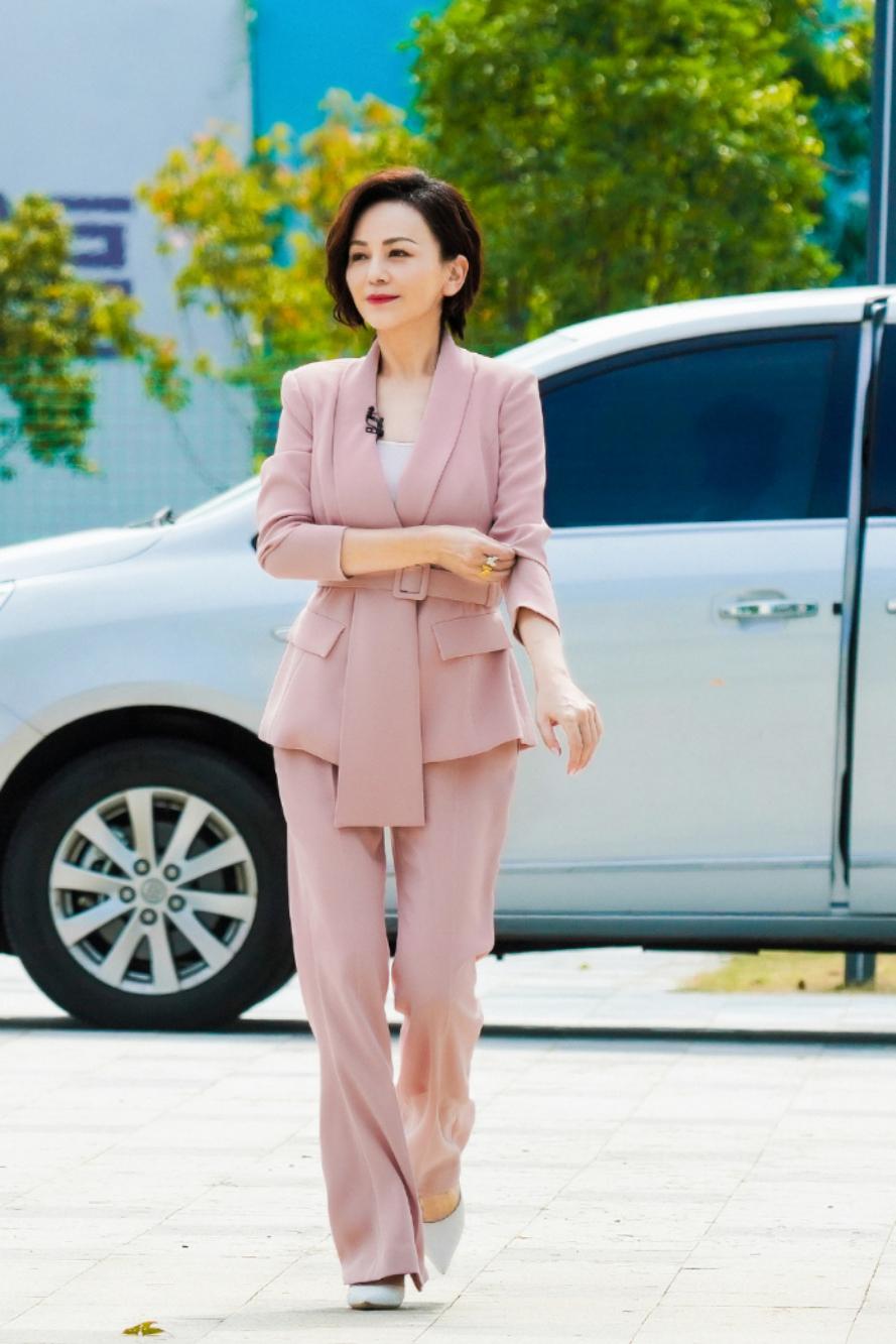 穿衣搭配|“雪姨”王琳保养得真好，干练短发优雅穿搭超减龄，50岁风韵不减